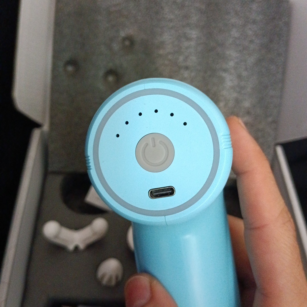 ماساژور تفنگی MINI MASSAGE GUN مدل MG-203 دارای 4 عدد سری ماساژ موجود در فروشگاه قشمی شاپ QESHMISHOP