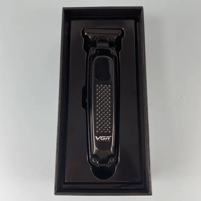 ماشین اصلاح موی سر و صورت وی جی ار مدل V-972 با تیغههای سرامیکی و متالورژیک پودری، قابلیت تنظیم سرعت، طراحی ارگونومیک، منبع انرژی برق و باتری، شارژ USB Type-C، ظرفیت باتری 1400 میلیآمپر ساعت، مدت زمان استفاده 180 دقیقه، همراه با 4 شانه متحرک