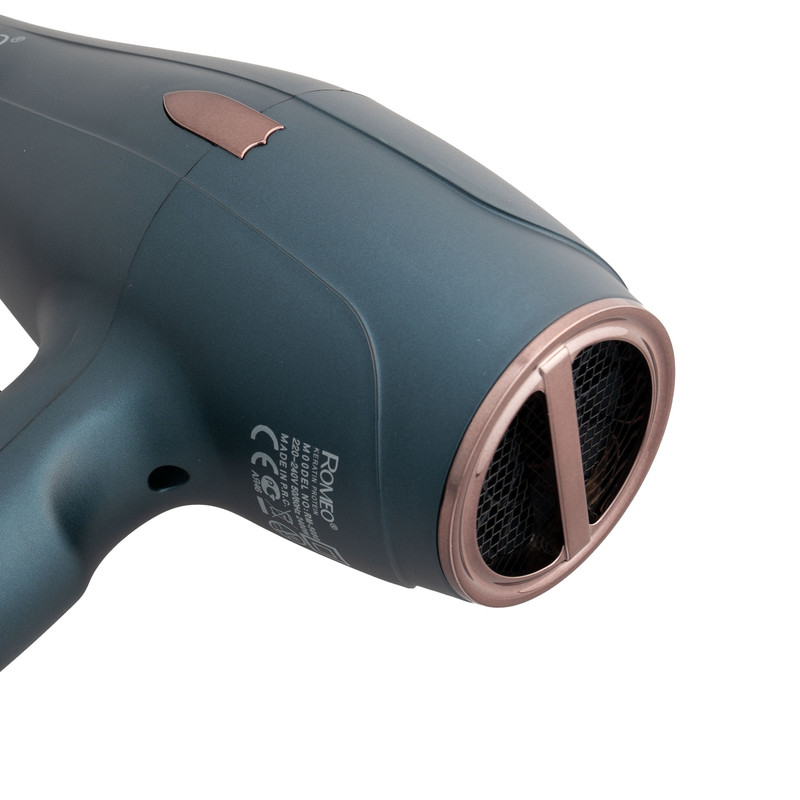 سشوار حرفهای رومئو مدل RM-5080 با موتور AC، توان 2400 وات، دو حالت تنظیم دما، دو سرعت، دکمه باد سرد، همراه با دیفیوزر و دو سری متمرکزکننده، مناسب استفاده خانگی و آرایشگاهی