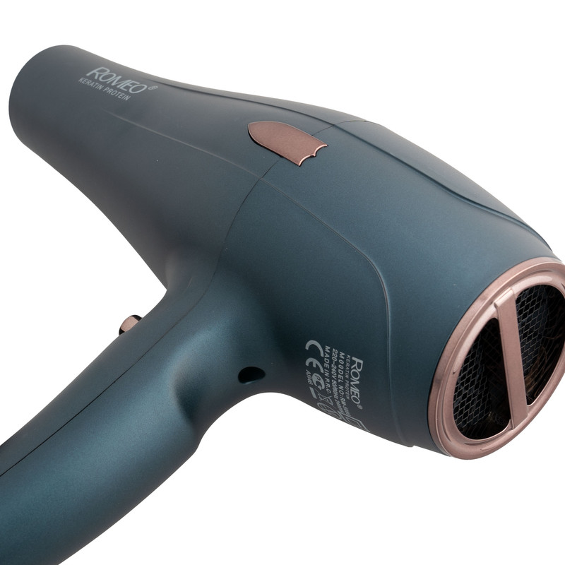 سشوار حرفهای رومئو مدل RM-5080 با موتور AC، توان 2400 وات، دو حالت تنظیم دما، دو سرعت، دکمه باد سرد، همراه با دیفیوزر و دو سری متمرکزکننده، مناسب استفاده خانگی و آرایشگاهی