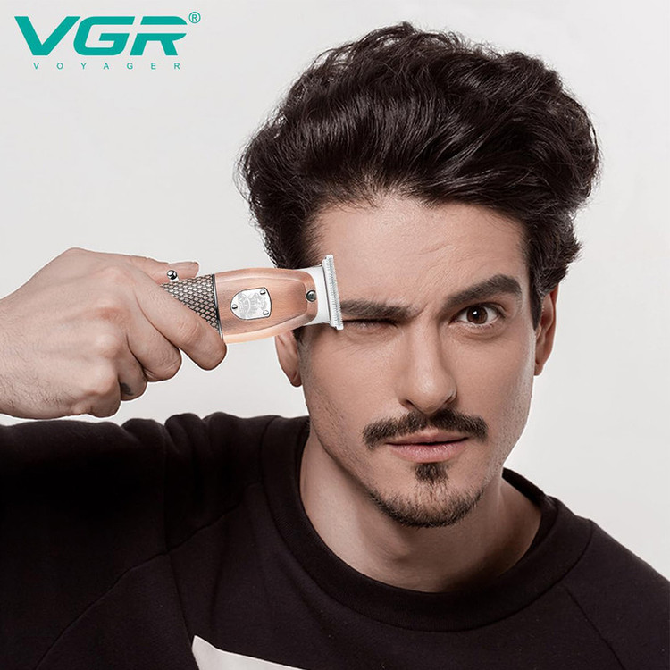 ماشین اصلاح موی سر و صورت وی جی ار مدل 976 با تیغه استیل ضد زنگ، قابلیت اصلاح با شماره صفر، باتری لیتیومی با 90 دقیقه استفاده، چهار عدد شانه اصلاح، تکنولوژی برش مستقیم و مناسب پوستهای حساس