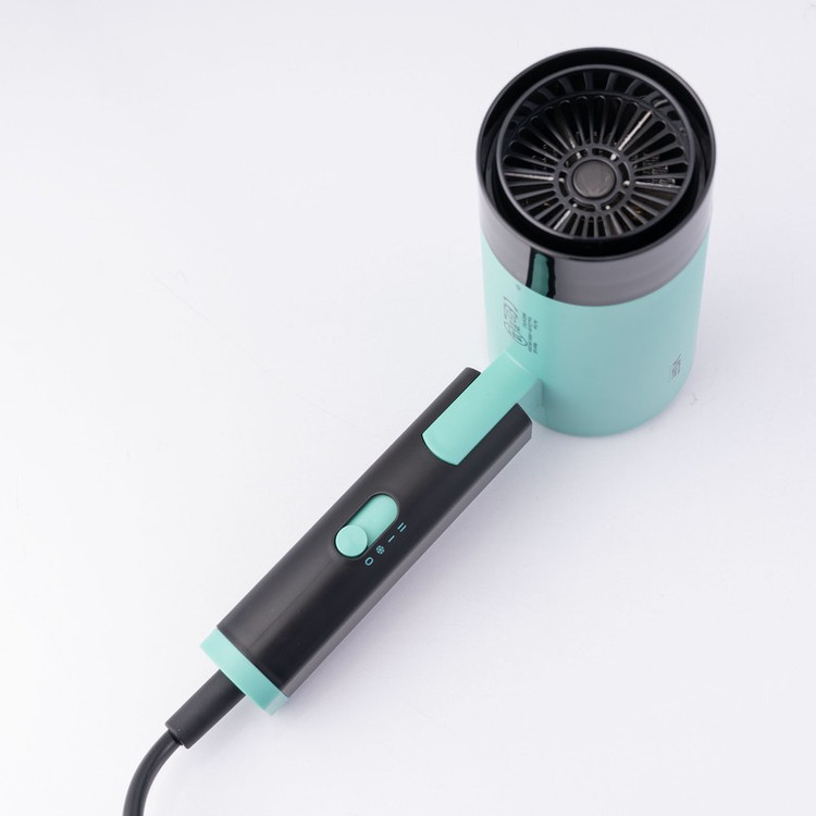سشوار مسافرتی 1600 وات وی جی ار مدل V-426، موتور DC، وزن 600 گرم، المنت فلز، دارای سری متمرکز کننده باریک با ویژگی صا...